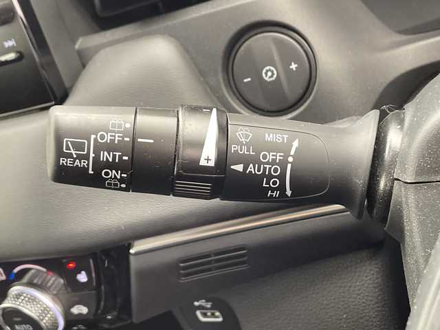 ホンダ ヴェゼル ハイブリッド e:HEV Z 千葉県 2021(令3)年 2.9万km プラチナホワイトパール ホンダコネクトナビ/　Bluetooth/フルセグTV/　Apple car play/Android Auto/ホンダセンシング/レーダークルーズコントロール/レーンキープアシスト/衝突軽減ブレーキ/クリアランスソナー/ブラインドスポットモニター/先行車発進警報/標識認識機能/ダウンヒルアシスト/電動パーキング/オートホールド/オートハイビーム/ハーフレザーシート/前席シートヒーター/ステアリングヒーター/ワイヤレス充電/パワーバックドア/ビルトインETC2.0/前後ドラレコ/LEDライト/フォグランプ/パドルシフト/フロアマット/ドアバイザー/トノカバー