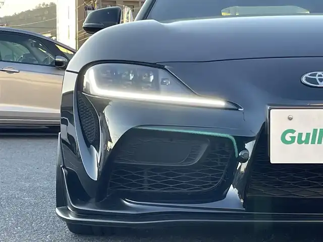 トヨタ スープラ RZ 広島県 2023(令5)年 0.8万km ブラックメタリック ワンオーナー/フルエアロ/レッドキャリパー/純正ナビ（AM/FM/フルセグTV/Bluetooth）/バックカメラ/ETC/ドライブレコーダー/JBLプレミアムサウンド/ハーフレザーシート（ブラック×レッド）/・パワーシート（メモリー機能付き）/・シートヒーター/Toyota Supra Safety/・衝突被害軽減ブレーキ/・車線逸脱警報（操舵支援付き）/・ブラインドスポットモニター/レーダークルーズコントロール/コーナーセンサー/スペアキー