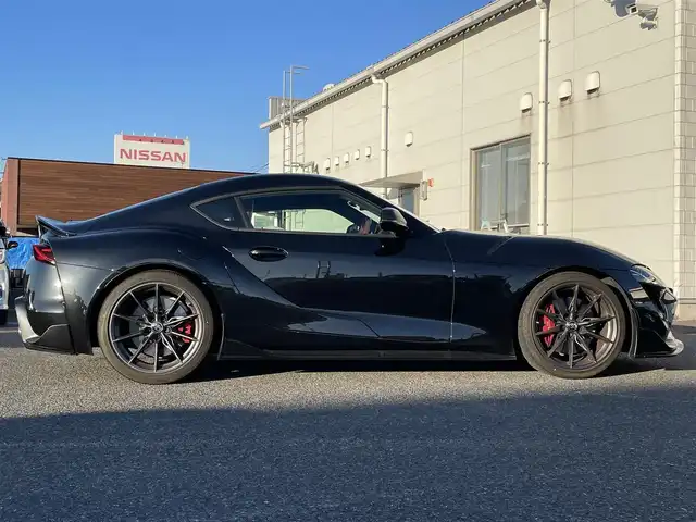 トヨタ スープラ RZ 広島県 2023(令5)年 0.8万km ブラックメタリック ワンオーナー/フルエアロ/レッドキャリパー/純正ナビ（AM/FM/フルセグTV/Bluetooth）/バックカメラ/ETC/ドライブレコーダー/JBLプレミアムサウンド/ハーフレザーシート（ブラック×レッド）/・パワーシート（メモリー機能付き）/・シートヒーター/Toyota Supra Safety/・衝突被害軽減ブレーキ/・車線逸脱警報（操舵支援付き）/・ブラインドスポットモニター/レーダークルーズコントロール/コーナーセンサー/スペアキー