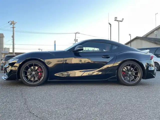 トヨタ スープラ RZ 広島県 2023(令5)年 0.8万km ブラックメタリック ワンオーナー/フルエアロ/レッドキャリパー/純正ナビ（AM/FM/フルセグTV/Bluetooth）/バックカメラ/ETC/ドライブレコーダー/JBLプレミアムサウンド/ハーフレザーシート（ブラック×レッド）/・パワーシート（メモリー機能付き）/・シートヒーター/Toyota Supra Safety/・衝突被害軽減ブレーキ/・車線逸脱警報（操舵支援付き）/・ブラインドスポットモニター/レーダークルーズコントロール/コーナーセンサー/スペアキー