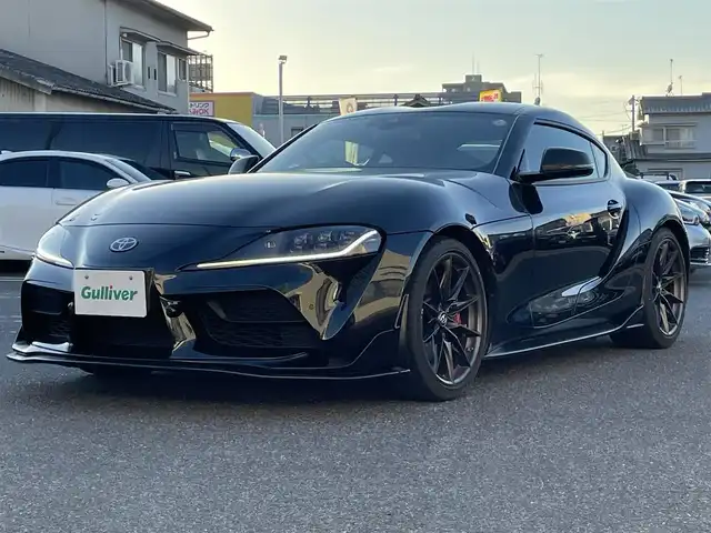 トヨタ スープラ RZ 広島県 2023(令5)年 0.8万km ブラックメタリック ワンオーナー/フルエアロ/レッドキャリパー/純正ナビ（AM/FM/フルセグTV/Bluetooth）/バックカメラ/ETC/ドライブレコーダー/JBLプレミアムサウンド/ハーフレザーシート（ブラック×レッド）/・パワーシート（メモリー機能付き）/・シートヒーター/Toyota Supra Safety/・衝突被害軽減ブレーキ/・車線逸脱警報（操舵支援付き）/・ブラインドスポットモニター/レーダークルーズコントロール/コーナーセンサー/スペアキー