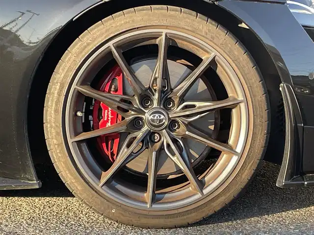 トヨタ スープラ RZ 広島県 2023(令5)年 0.8万km ブラックメタリック ワンオーナー/フルエアロ/レッドキャリパー/純正ナビ（AM/FM/フルセグTV/Bluetooth）/バックカメラ/ETC/ドライブレコーダー/JBLプレミアムサウンド/ハーフレザーシート（ブラック×レッド）/・パワーシート（メモリー機能付き）/・シートヒーター/Toyota Supra Safety/・衝突被害軽減ブレーキ/・車線逸脱警報（操舵支援付き）/・ブラインドスポットモニター/レーダークルーズコントロール/コーナーセンサー/スペアキー