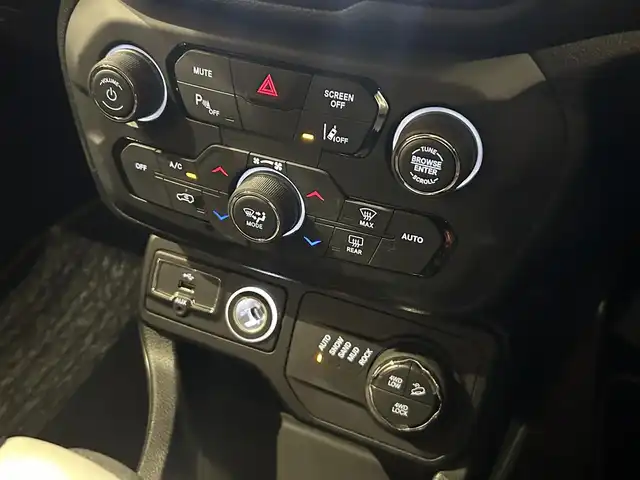 クライスラー・ジープ ジープ レネゲード トレイルホーク 道央・札幌 2019(令1)年 2.8万km ブラック Uconnectナビ/フルセグテレビ/USB/BT/バックカメラ/パークセンス/クルーズコントロール/ブラインドスポットアシスト/レーンセンス/前面衝突警報/セレクテレインシステム/LEDヘッドライト