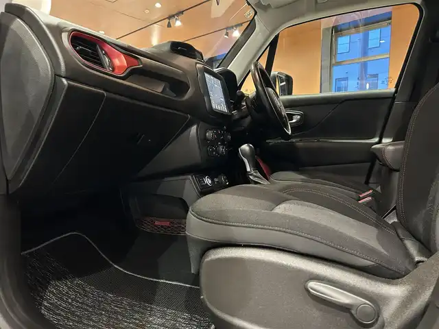 クライスラー・ジープ ジープ レネゲード トレイルホーク 道央・札幌 2019(令1)年 2.8万km ブラック Uconnectナビ/フルセグテレビ/USB/BT/バックカメラ/パークセンス/クルーズコントロール/ブラインドスポットアシスト/レーンセンス/前面衝突警報/セレクテレインシステム/LEDヘッドライト