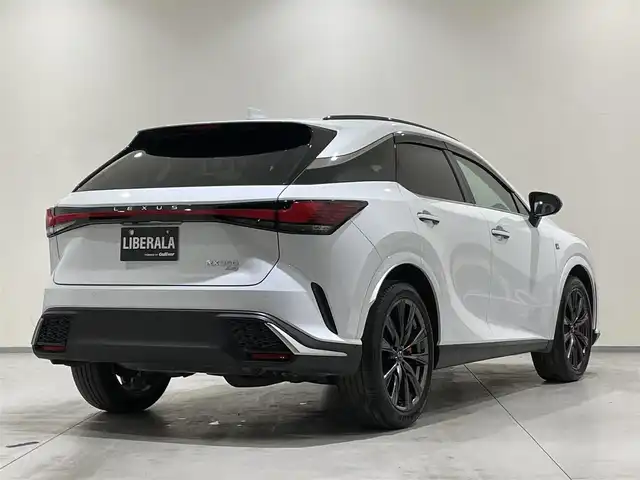 レクサス ＲＸ 350 Fスポーツ 熊本県 2023(令5)年 0.6万km ホワイトノーヴァガラスフレーク ・ワンオーナー/・スマートキー/・プッシュスタート/・パノラマスライドサンルーフ/・プリクラッシュセーフティ/・プロアクティブドライビングアシスト/・クルーズコントロール(追従式)/・レーンデパーチャーアラート/・ドライバーモニター/・フロントクロストラフィックアラート/・ブラインドスポットモニター/・安心降車アシスト/・ドライブスタートコントロール/・ロードサインインフォメーション/・発進遅れ告知/・休憩提案/・オートハイビーム/・赤/黒革シート/・前席パワーシート/・前席シートヒーター＆エアシート /・ハンドルヒーター/・純正メモリナビ/　【Bluetooth・USB・AppleCarPlay】/・フルセグTV/・全方位カメラ/・ETC2.0/・ヘッドアップディスプレイ/・純正ドライブレコーダー(前後録画)/・LEDヘッドランプ/・LEDフォグランプ/・純正マット/・純正バイザー/・保証書/取説