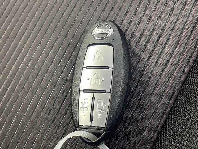日産 セレナ ハイウェイスター Vセレクション 岐阜県 2017(平29)年 2.4万km ブリリアントホワイトパール 2トーン 純正ナビ/（BT/フルセグ/CD/AUX/AM/FM/SD）/全方位カメラ/衝突軽減ブレーキ/クルーズコントロール/後席モニター/両側パワースライドドア/コーナーセンサー前後/ETC/ドライブレコーダー前後/スマートキー/プッシュスタート/革ステアリング/ステアリングスイッチ/サイドカーテンエアバック/LEDヘッドライト/オートライト/純正アルミホイール/純正フロアマット/純正ドアバイザー/アイドリングストップ
