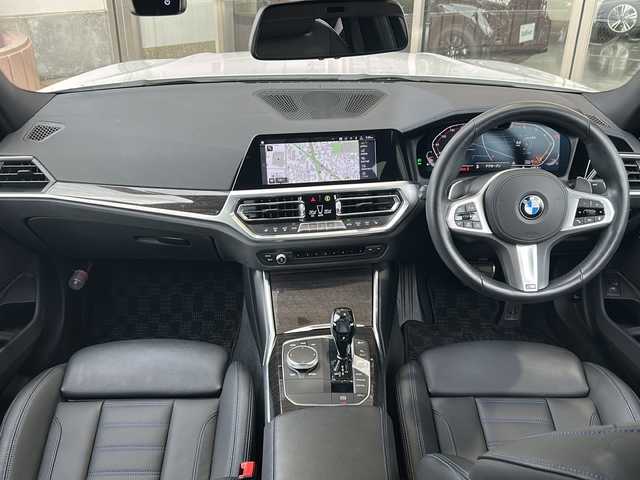 ＢＭＷ ３２０ｉ Mスポーツ 静岡県 2019(令1)年 1.5万km ミネラルホワイト 純正メーカーナビ/・FM/AM/・Bluetooth/・Screen Mirroring/主要装備/・ＥＴＣ/・ＯＰ１９インチＡＷ/・黒革シート/・パワーバックドア/・前後純正ドラレコ/・運転席＋助手席パワーシート/・運転席+助手席シートヒーター/・サイドカーテンエアバッグ/・走行モード切替/・前後コーナーセンサー/・レーダークルコン/・ワイヤレス充電/・オートハイビーム/・リアオートエアコン/・パーキングアシスト