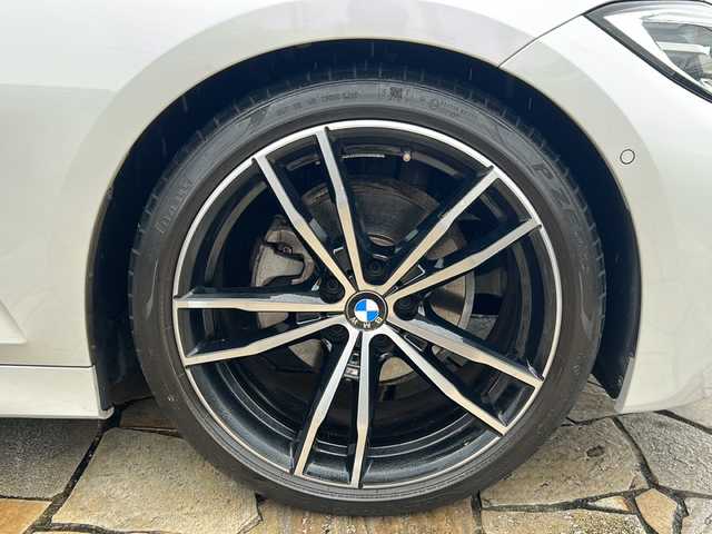 ＢＭＷ ３２０ｉ Mスポーツ 静岡県 2019(令1)年 1.5万km ミネラルホワイト 純正メーカーナビ/・FM/AM/・Bluetooth/・Screen Mirroring/主要装備/・ＥＴＣ/・ＯＰ１９インチＡＷ/・黒革シート/・パワーバックドア/・前後純正ドラレコ/・運転席＋助手席パワーシート/・運転席+助手席シートヒーター/・サイドカーテンエアバッグ/・走行モード切替/・前後コーナーセンサー/・レーダークルコン/・ワイヤレス充電/・オートハイビーム/・リアオートエアコン/・パーキングアシスト
