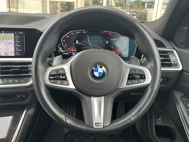 ＢＭＷ ３２０ｉ Mスポーツ 静岡県 2019(令1)年 1.5万km ミネラルホワイト 純正メーカーナビ/・FM/AM/・Bluetooth/・Screen Mirroring/主要装備/・ＥＴＣ/・ＯＰ１９インチＡＷ/・黒革シート/・パワーバックドア/・前後純正ドラレコ/・運転席＋助手席パワーシート/・運転席+助手席シートヒーター/・サイドカーテンエアバッグ/・走行モード切替/・前後コーナーセンサー/・レーダークルコン/・ワイヤレス充電/・オートハイビーム/・リアオートエアコン/・パーキングアシスト