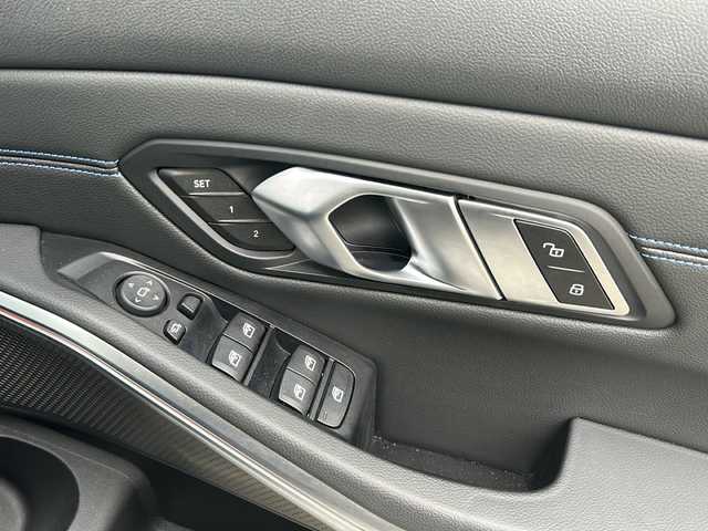 ＢＭＷ ３２０ｉ Mスポーツ 静岡県 2019(令1)年 1.5万km ミネラルホワイト 純正メーカーナビ/・FM/AM/・Bluetooth/・Screen Mirroring/主要装備/・ＥＴＣ/・ＯＰ１９インチＡＷ/・黒革シート/・パワーバックドア/・前後純正ドラレコ/・運転席＋助手席パワーシート/・運転席+助手席シートヒーター/・サイドカーテンエアバッグ/・走行モード切替/・前後コーナーセンサー/・レーダークルコン/・ワイヤレス充電/・オートハイビーム/・リアオートエアコン/・パーキングアシスト