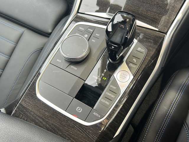 ＢＭＷ ３２０ｉ Mスポーツ 静岡県 2019(令1)年 1.5万km ミネラルホワイト 純正メーカーナビ/・FM/AM/・Bluetooth/・Screen Mirroring/主要装備/・ＥＴＣ/・ＯＰ１９インチＡＷ/・黒革シート/・パワーバックドア/・前後純正ドラレコ/・運転席＋助手席パワーシート/・運転席+助手席シートヒーター/・サイドカーテンエアバッグ/・走行モード切替/・前後コーナーセンサー/・レーダークルコン/・ワイヤレス充電/・オートハイビーム/・リアオートエアコン/・パーキングアシスト