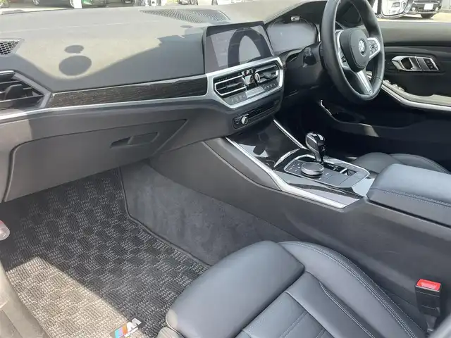 ＢＭＷ ３２０ｉ Mスポーツ 静岡県 2019(令1)年 1.5万km ミネラルホワイト OPカラー　ミネラルホワイト/インテリジェントセーフティ/衝突軽減ブレーキACC/車線逸脱警告BSM/IDriveナビBluetooth/バックカメラ/Hilineパッケージ/ブラックレザーシート /シートヒーター /前席パワーシート運転席メモリー機能/コンフォートパッケージ/コンフォートアクセス/パワートランクリッド/アンビエントライト /置くだけ充電/LEDヘッドライト/前後ドライブレコーダー/DSRCETC