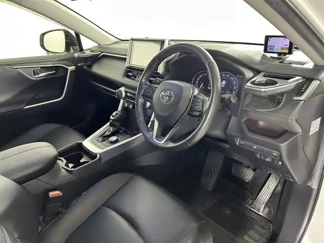 トヨタ ＲＡＶ４ G Zパッケージ 佐賀県 2019(令1)年 5.5万km ホワイトパールクリスタルシャイン 純正9インチナビ/フルセグTV/CD/DVD/Bluetooth/サンルーフ/バックカメラ　/デジタルインナールームミラー/衝突被害軽減システム/レーダークルーズコントロール/レーンアシスト/ロードサインアシスト/クリアランスソナー/オートライト/オートマチックハイビーム/ダウンヒルアシストコントロール/電子パーキング/オートブレーキホールド/前方ドライブレコーダー/ステアリングヒーター/ビルトインETC2.0/ルーフキャリア/パワーバックドア/LEDヘッドライト/フォグライト/運転席パワーシート/運転席・助手席シートヒーター/運転席メモリーシート/合皮シート/ISOFIX対応シート
