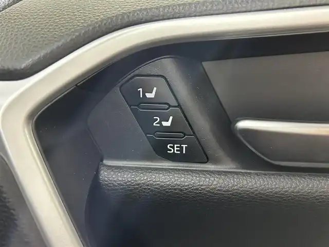 トヨタ ＲＡＶ４ G Zパッケージ 佐賀県 2019(令1)年 5.5万km ホワイトパールクリスタルシャイン 純正9インチナビ/フルセグTV/CD/DVD/Bluetooth/サンルーフ/バックカメラ　/デジタルインナールームミラー/衝突被害軽減システム/レーダークルーズコントロール/レーンアシスト/ロードサインアシスト/クリアランスソナー/オートライト/オートマチックハイビーム/ダウンヒルアシストコントロール/電子パーキング/オートブレーキホールド/前方ドライブレコーダー/ステアリングヒーター/ビルトインETC2.0/ルーフキャリア/パワーバックドア/LEDヘッドライト/フォグライト/運転席パワーシート/運転席・助手席シートヒーター/運転席メモリーシート/合皮シート/ISOFIX対応シート