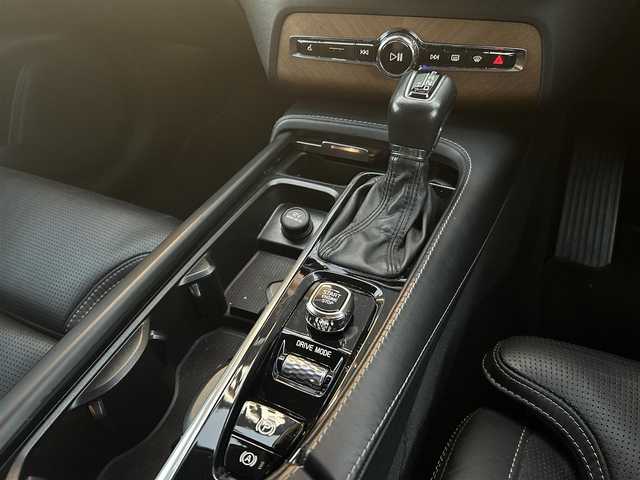 ボルボ ＸＣ９０ D5 AWD インスクリプション 福岡県 2019(令1)年 5.6万km オニキスブラックP インテリＳ/ＡＣＣ/黒革シート/エアシート/シートヒーター/純正ナビ/・Ａｐｐｌｅｃａｒｐｌａｙ・ａｎｄｒｏｉｄａｕｔｏ・BT　/全方位カメラ/パワーバックドア/ＬＥＤライト/オートハイビーム/純正２０インチＡＷ/ＥＴＣ