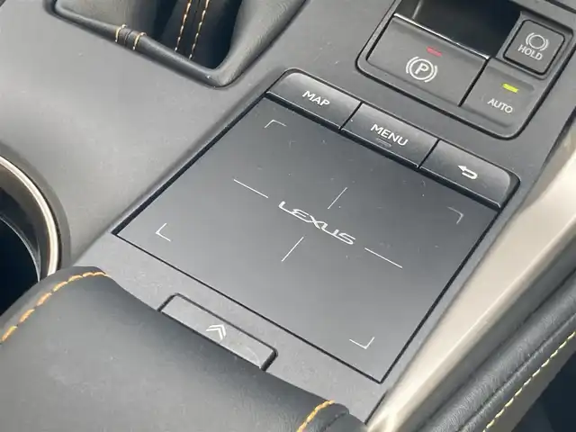 レクサス ＮＸ 300h Fスポーツ 岡山県 2020(令2)年 6.4万km ホワイトノーヴァガラスフレーク 純正10.3インチワイドディスプレイナビ/フルセグTV、Bluetooth、CD、DVD、AM、FM/全方位カメラ/3眼LEDヘッドライト/前席パワーシート/前席シートヒーター/前席エアシート/ステアリングヒーター/運転席メモリーシート/ハンズフリーパワーバックドア/リアフォグ/ヘッドライトウォッシャー/寒冷地仕様/ムーンルーフ/BSM/ヘッドアップディスプレイ/同色カラードフェンダーアーチモール/Fスポーツ専用アルミ製スポーツペダル&フットレスト/Fスポーツ専用スピンドルグリル/パドルシフト/Fスポーツ専用本革スポーツシート/レクサスプレミアムサウンドシステム/ビルトインETC2.0/電動パーキングブレーキ/パーキングサポートブレーキ/レクサスセーフティ＋/・プリクラッシュセーフティ/・レーンディパーチャーアラート/・オートマチックハイビーム/・アダブティブハイビームシステム/・レーダークルーズコントロール/ブラインドスポットモニター/リアクロストラフィックアラート/ロードサインアシスト/スカッフプレート