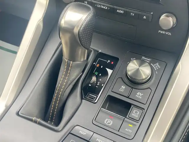 レクサス ＮＸ 300h Fスポーツ 岡山県 2020(令2)年 6.4万km ホワイトノーヴァガラスフレーク 純正10.3インチワイドディスプレイナビ/フルセグTV、Bluetooth、CD、DVD、AM、FM/全方位カメラ/3眼LEDヘッドライト/前席パワーシート/前席シートヒーター/前席エアシート/ステアリングヒーター/運転席メモリーシート/ハンズフリーパワーバックドア/リアフォグ/ヘッドライトウォッシャー/寒冷地仕様/ムーンルーフ/BSM/ヘッドアップディスプレイ/同色カラードフェンダーアーチモール/Fスポーツ専用アルミ製スポーツペダル&フットレスト/Fスポーツ専用スピンドルグリル/パドルシフト/Fスポーツ専用本革スポーツシート/レクサスプレミアムサウンドシステム/ビルトインETC2.0/電動パーキングブレーキ/パーキングサポートブレーキ/レクサスセーフティ＋/・プリクラッシュセーフティ/・レーンディパーチャーアラート/・オートマチックハイビーム/・アダブティブハイビームシステム/・レーダークルーズコントロール/ブラインドスポットモニター/リアクロストラフィックアラート/ロードサインアシスト/スカッフプレート