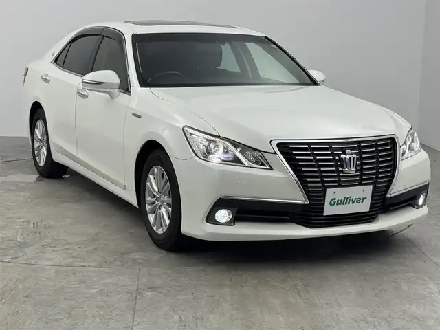 トヨタ クラウン ハイブリッド ロイヤルサルーン 愛知県 2013(平25)年 7.3万km ホワイトパールクリスタルシャイン メーカーオプション8インチナビ/　　・CD/DVD/BT/フルセグ/バックカメラ/ビルトインETC/革巻きステアリング/ステアリングリモコン/クルーズコントロール/ステアリングヒーター/パワーシート（前席）/シートヒーター（前席）/ムーンルーフ/純正HIDヘッドライト/フォグランプ/純正16インチアルミホイール