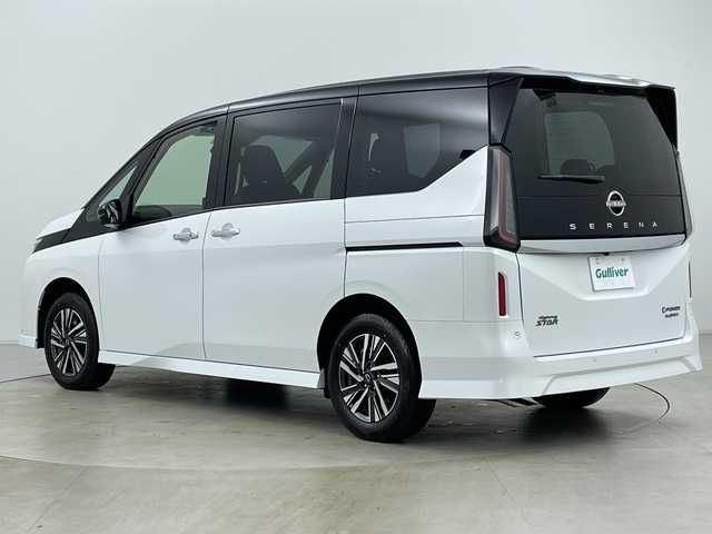 日産 セレナ e－4ORCE ハイウェイスターV 道央・札幌 2025(令7)年 0.1千km プリズムホワイト ・4WD/・寒冷地仕様/・e-4orce/・純正ナビ/　TV/BT/・純正フリップダウンモニター/・全方位カメラ/・両側パワースライドドア/・プロパイロット/・ハンズフリースライドドア/・デジタルインナーミラー/・置くだけ充電/・オートマチックハイビーム/・オートライト/・LEDヘッドライト/・フォグランプ/・前席/２列目シートヒーター/・ステアリングヒーター/・ハンドル支援/・ビルトインETC/・スペアキー/・16インチ純正アルミホイール/・取扱説明書/・保証書