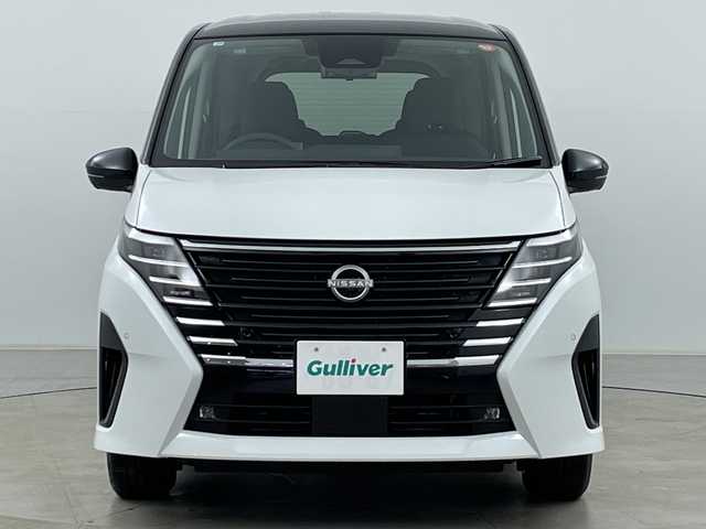 日産 セレナ e－4ORCE ハイウェイスターV 道央・札幌 2025(令7)年 0.1千km プリズムホワイト ・4WD/・寒冷地仕様/・e-4orce/・純正ナビ/　TV/BT/・純正フリップダウンモニター/・全方位カメラ/・両側パワースライドドア/・プロパイロット/・ハンズフリースライドドア/・デジタルインナーミラー/・置くだけ充電/・オートマチックハイビーム/・オートライト/・LEDヘッドライト/・フォグランプ/・前席/２列目シートヒーター/・ステアリングヒーター/・ハンドル支援/・ビルトインETC/・スペアキー/・16インチ純正アルミホイール/・取扱説明書/・保証書