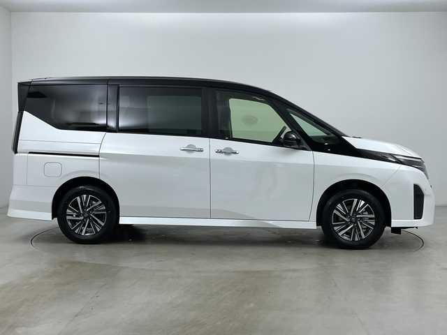 日産 セレナ e－4ORCE ハイウェイスターV 道央・札幌 2025(令7)年 0.1千km プリズムホワイト ・4WD/・寒冷地仕様/・e-4orce/・純正ナビ/　TV/BT/・純正フリップダウンモニター/・全方位カメラ/・両側パワースライドドア/・プロパイロット/・ハンズフリースライドドア/・デジタルインナーミラー/・置くだけ充電/・オートマチックハイビーム/・オートライト/・LEDヘッドライト/・フォグランプ/・前席/２列目シートヒーター/・ステアリングヒーター/・ハンドル支援/・ビルトインETC/・スペアキー/・16インチ純正アルミホイール/・取扱説明書/・保証書