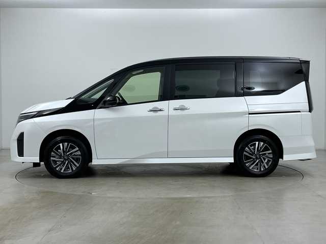 日産 セレナ e－4ORCE ハイウェイスターV 道央・札幌 2025(令7)年 0.1千km プリズムホワイト ・4WD/・寒冷地仕様/・e-4orce/・純正ナビ/　TV/BT/・純正フリップダウンモニター/・全方位カメラ/・両側パワースライドドア/・プロパイロット/・ハンズフリースライドドア/・デジタルインナーミラー/・置くだけ充電/・オートマチックハイビーム/・オートライト/・LEDヘッドライト/・フォグランプ/・前席/２列目シートヒーター/・ステアリングヒーター/・ハンドル支援/・ビルトインETC/・スペアキー/・16インチ純正アルミホイール/・取扱説明書/・保証書