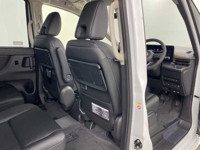 日産 セレナ e－4ORCE ハイウェイスターV 道央・札幌 2025(令7)年 0.1千km プリズムホワイト ・4WD/・寒冷地仕様/・e-4orce/・純正ナビ/　TV/BT/・純正フリップダウンモニター/・全方位カメラ/・両側パワースライドドア/・プロパイロット/・ハンズフリースライドドア/・デジタルインナーミラー/・置くだけ充電/・オートマチックハイビーム/・オートライト/・LEDヘッドライト/・フォグランプ/・前席/２列目シートヒーター/・ステアリングヒーター/・ハンドル支援/・ビルトインETC/・スペアキー/・16インチ純正アルミホイール/・取扱説明書/・保証書