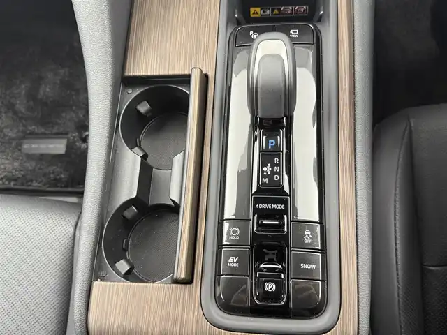 トヨタ クラウン Z 愛知県 2025(令7)年 0.7万km プレシャスホワイトパール トヨタセーフティーセンス/トヨタチームメイト/・アドバンスパーク/純正12.3型ディスプレイナビ/・フルセグTV/・Bluetooth/・Applecarplay/アラウンドビューモニター/ベンチレーション/全席エアシート/全席シートヒーター/革巻きステアリング/ステアリングリモコン/後席サンシェード/デジタルインナーミラー/Qi充電/BSM/AC100V/ワイパーデアイサー/ETC2.0/ステアリングヒーター/HUD
