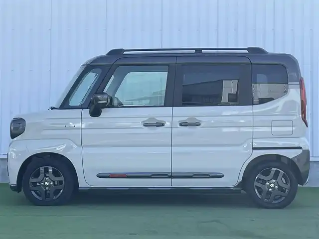 スズキ スペーシア ギア HYBRID XZ 香川県 2024(令6)年 0.3万km 黄Ⅱ ヘッドアップディスプレイ/両側パワースライドドア/シートヒーター/ステアリングヒーター/スズキセーフティサポート/→デュアルカメラブレーキサポート（衝突軽減）/→車線逸脱抑制機能/→アダプティブクルーズコントロール/→誤発進抑制機能/→標識認識機能/ルーフレール/ステアリングヒーター/ステアリングリモコン/LEDオートライト/LEDフォグランプ/電動格納ミラー（ウィンカー付）/12V電源/後席サンシェード/後席オットマン/スマートキー
