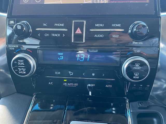 トヨタ アルファードハイブリット SR Cパッケージ 三重県 2022(令4)年 1.5万km ダークレッドマイカメタリック セーフティセンス/・プリクラッシュセーフティ/・レーントレーシングアシスト/・ロードサインアシスト/・アダプティブハイビームアシスト/・全車速追従機能付レーダークルーズコントロール/パーキングサポートブレーキ/JBLプレミアムサウンドシステム/純正13.3型フリップダウンモニター/純正10.5型SDナビ/フルセグTV/【CD/DVD/MSV/Bluetooth/USB/Miracast】/パノラミックビューモニター/ビルトインETC/前後ドライブレコーダー/ステアリングヒーター/AC100V電源/両側パワースライドドア/パワーバックドア/レザーシート/D/N席シートベンチレーション/D/N席シートヒーター/D/N席パワーシート/オートライト/三眼LEDヘッドランプ/LEDフロントフォグランプ/シーケンシャルターンランプ/225/60R17インチ純正AW/プッシュスタート/スマートキー/純正フロアマット