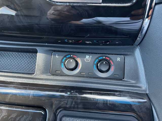 トヨタ アルファードハイブリット SR Cパッケージ 三重県 2022(令4)年 1.5万km ダークレッドマイカメタリック セーフティセンス/・プリクラッシュセーフティ/・レーントレーシングアシスト/・ロードサインアシスト/・アダプティブハイビームアシスト/・全車速追従機能付レーダークルーズコントロール/パーキングサポートブレーキ/JBLプレミアムサウンドシステム/純正13.3型フリップダウンモニター/純正10.5型SDナビ/フルセグTV/【CD/DVD/MSV/Bluetooth/USB/Miracast】/パノラミックビューモニター/ビルトインETC/前後ドライブレコーダー/ステアリングヒーター/AC100V電源/両側パワースライドドア/パワーバックドア/レザーシート/D/N席シートベンチレーション/D/N席シートヒーター/D/N席パワーシート/オートライト/三眼LEDヘッドランプ/LEDフロントフォグランプ/シーケンシャルターンランプ/225/60R17インチ純正AW/プッシュスタート/スマートキー/純正フロアマット