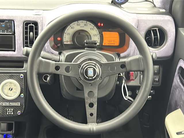 スズキ アルト F 大阪府 2016(平28)年 4.9万km ピュアレッド ワークス仕様/NARDIステアリング/零1000パワーチャンバー/AUTO GAUGE 水温計/PIVOTブースト計/社外タワーバー/D席スイスポ純正シート/社外15インチアルミホイール/【F-Direction/WS-5】/社外車高調/デジタルインナーミラー/パープルスウェードトリム/ラジオ/CD