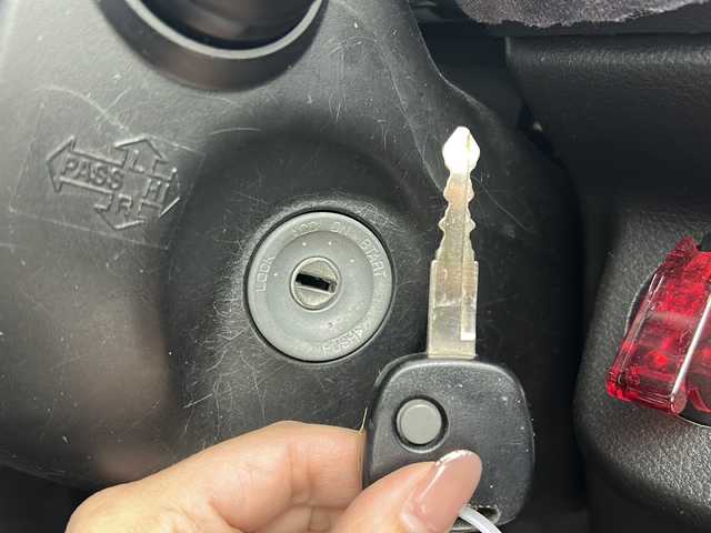 スズキ アルト F 大阪府 2016(平28)年 4.9万km ピュアレッド ワークス仕様/NARDIステアリング/零1000パワーチャンバー/AUTO GAUGE 水温計/PIVOTブースト計/社外タワーバー/D席スイスポ純正シート/社外15インチアルミホイール/【F-Direction/WS-5】/社外車高調/デジタルインナーミラー/パープルスウェードトリム/ラジオ/CD