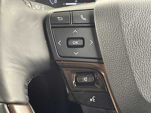 トヨタ アルファード Z 大阪府 2025(令7)年 0.2万km プラチナホワイトパールマイカ トヨタセーフティセンス/　・プリクラッシュセーフティ/　・レーントーシングアシスト/　・レーンディパーチャーアラート/　・レーダークルーズコントロール/　・ロードサインアシスト/　・アダプティブハイビームシステム/　・プロアクティブドライビングアシスト/純正メモリナビ/　BT/HDMI/フルセグ/AppleCarPray/AndroidAuto/パノラミックビューモニター/バックカメラ/両側パワースライドドア/パワーバックドア/LEDオートライト/フォグランプ/合皮レザーシート/パワーシート/シートヒーター/エアシート/純正18インチアルミホイール/ブラインドスポットモニター/パーキングサポートブレーキ/デジタルインナーミラー/ステアリングヒーター/置くだけ充電/スマートキー/ETC2.0