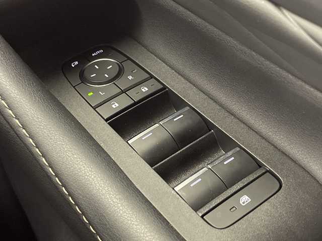 トヨタ アルファード Z 大阪府 2025(令7)年 0.2万km プラチナホワイトパールマイカ トヨタセーフティセンス/　・プリクラッシュセーフティ/　・レーントーシングアシスト/　・レーンディパーチャーアラート/　・レーダークルーズコントロール/　・ロードサインアシスト/　・アダプティブハイビームシステム/　・プロアクティブドライビングアシスト/純正メモリナビ/　BT/HDMI/フルセグ/AppleCarPray/AndroidAuto/パノラミックビューモニター/バックカメラ/両側パワースライドドア/パワーバックドア/LEDオートライト/フォグランプ/合皮レザーシート/パワーシート/シートヒーター/エアシート/純正18インチアルミホイール/ブラインドスポットモニター/パーキングサポートブレーキ/デジタルインナーミラー/ステアリングヒーター/置くだけ充電/スマートキー/ETC2.0