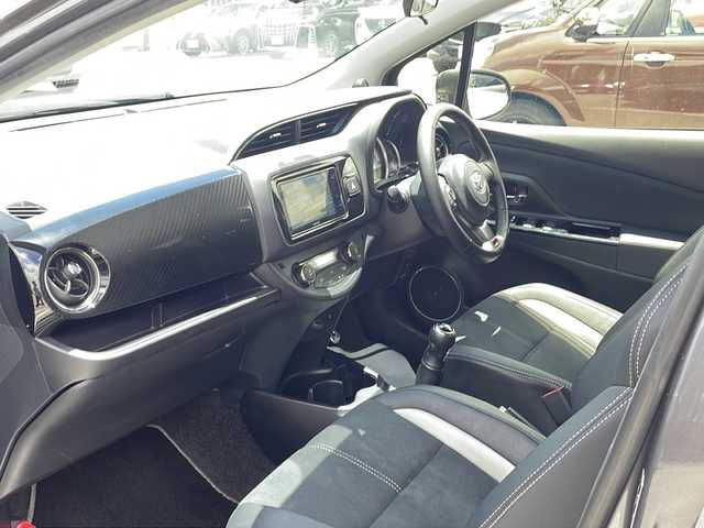 トヨタ ヴィッツ GRスポーツGR 沖縄県 2019(令1)年 3.5万km グレーメタリック 禁煙車/社外ナビ　フルセグＴＶ　Bluetooth DVD再生可/社外前後ドライグレコーダー　/ハーフレザーシート　/ＬＥＤヘッドライト　/オートライト　/オートハイビーム　/ウインカードアミラー/社外ツィーター　/ＥＴＣ　/革巻きステアリング/ステアリングスイッチ　/スマートキー