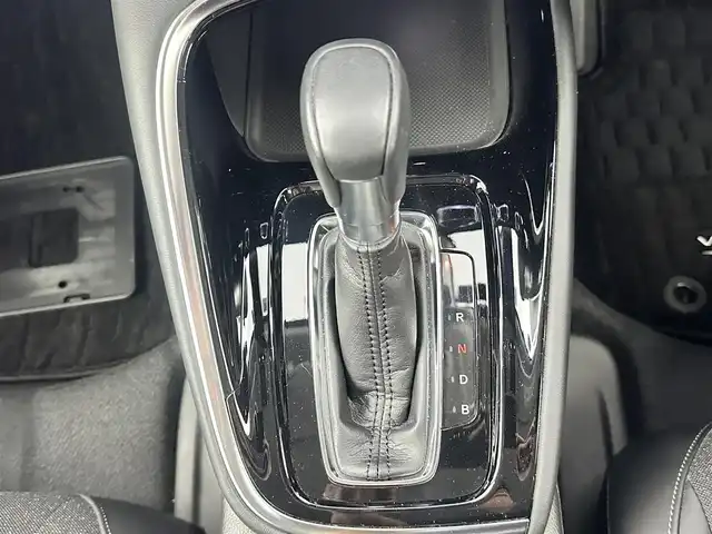 ホンダ ヴェゼル ハイブリッド e:HEV Z 大阪府 2021(令3)年 2.3万km プラチナホワイトパール 寒冷地仕様/純正8インチベーシックインターナビ/　　・CD/DVD/BT/フルセグ/USBポート/ETC/ステアリングリモコン/ハンドルヒーター/パドルシフト/ワイパーデアイサー/シートヒーター（運転席/助手席）/デュアルエアコン/レーダークルーズコントロール/電動パーキングブレーキ/ダウンヒルアシストコントロール/BSM/ハーフレザーシート/純正LEDヘッドライト/フォグランプ