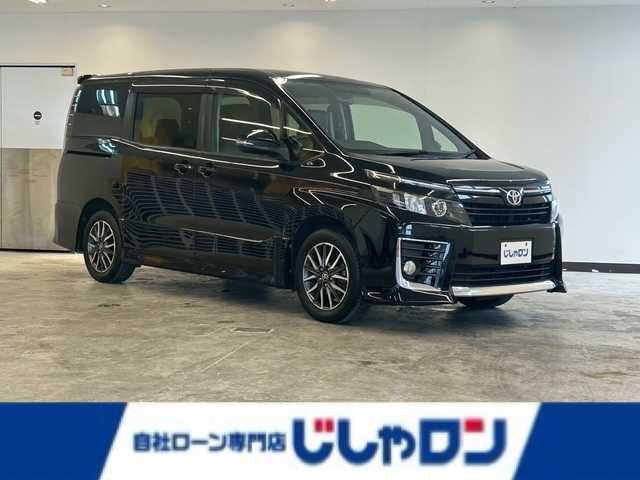 トヨタ ヴォクシー 静岡県 2014(平26)年 13.6万km ブラック (株)IDOMが運営する【じしゃロン浜松店】の自社ローン専用車両になりますこちらは現金またはオートローンご利用時の価格です。自社ローンご希望の方は別途その旨お申付け下さい/ワンオーナー車/トヨタ純正ＳＤナビ/Bluetooth/CD/DVD/SD/フルセグTV/両側パワースライドドア/ＥＴＣ/ＬＥＤヘッドライト/フォグランプ/横滑り防止装置/盗難防止装置/３列シート/ウォークスルー/アイドリングストップ/ＭＴモード付ＡＴ/純正16インチアルミホイール/プッシュスタート/ダブルエアコン/バックカメラ/純正フロアマット