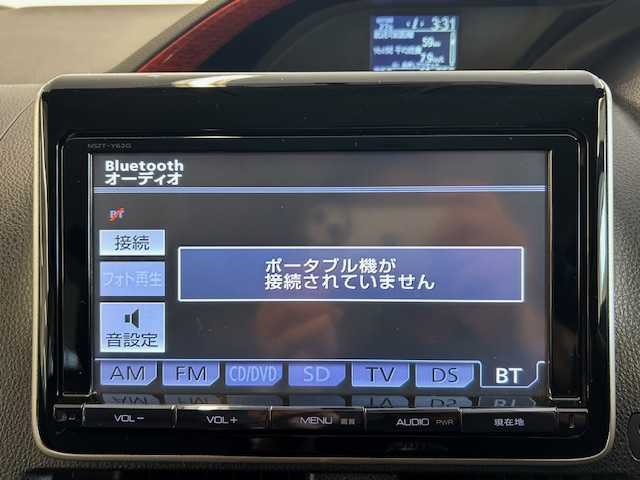 トヨタ ヴォクシー 静岡県 2014(平26)年 13.6万km ブラック (株)IDOMが運営する【じしゃロン浜松店】の自社ローン専用車両になりますこちらは現金またはオートローンご利用時の価格です。自社ローンご希望の方は別途その旨お申付け下さい/ワンオーナー車/トヨタ純正ＳＤナビ/Bluetooth/CD/DVD/SD/フルセグTV/両側パワースライドドア/ＥＴＣ/ＬＥＤヘッドライト/フォグランプ/横滑り防止装置/盗難防止装置/３列シート/ウォークスルー/アイドリングストップ/ＭＴモード付ＡＴ/純正16インチアルミホイール/プッシュスタート/ダブルエアコン/バックカメラ/純正フロアマット
