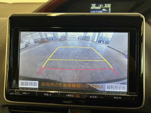トヨタ ヴォクシー 静岡県 2014(平26)年 13.6万km ブラック (株)IDOMが運営する【じしゃロン浜松店】の自社ローン専用車両になりますこちらは現金またはオートローンご利用時の価格です。自社ローンご希望の方は別途その旨お申付け下さい/ワンオーナー車/トヨタ純正ＳＤナビ/Bluetooth/CD/DVD/SD/フルセグTV/両側パワースライドドア/ＥＴＣ/ＬＥＤヘッドライト/フォグランプ/横滑り防止装置/盗難防止装置/３列シート/ウォークスルー/アイドリングストップ/ＭＴモード付ＡＴ/純正16インチアルミホイール/プッシュスタート/ダブルエアコン/バックカメラ/純正フロアマット