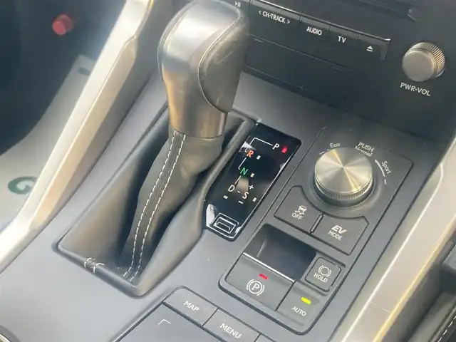 レクサス ＮＸ 300h バージョンL 岡山県 2021(令3)年 4.9万km グラファイトブラックガラスフレーク 純正10.3インチワイドディスプレイナビ/フルセグTV、Bluetooth、CD、DVD、AM、FM/全方位カメラ/3眼LEDヘッドライト/前席パワーシート/前席シートヒーター/前席エアシート/ステアリングヒーター/運転席メモリーシート/ハンズフリーパワーバックドア/パドルシフト/レクサスプレミアムサウンドシステム/ビルトインETC2.0/電動パーキングブレーキ/パーキングサポートブレーキ/レクサスセーフティ＋/・プリクラッシュセーフティ/・レーンディパーチャーアラート/・オートマチックハイビーム/・アダブティブハイビームシステム/・レーダークルーズコントロール/ブラインドスポットモニター/リアクロストラフィックアラート/ロードサインアシスト/スカッフプレート/前後ドライブレコーダー　DC-DR652/黒革シート