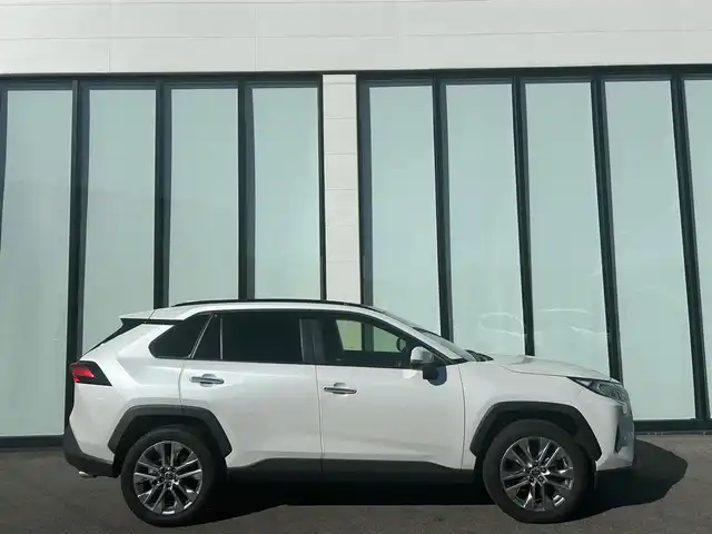 トヨタ ＲＡＶ４ G Zパッケージ 大阪府 2023(令5)年 2.7万km プラチナホワイトパールマイカ 純正１０．５インチナビ　/ＥＴＣ２．０　/全方位モニター　/ＬＥＤヘッドランプ　/フルセグＴＶ　/パワーシート　/シートヒーター　/純正１９インチアルミホイール　/ドライブレコーダー　/クルーズコントロール
