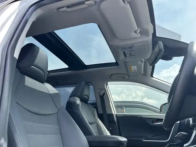 トヨタ ＲＡＶ４ G Zパッケージ 大阪府 2023(令5)年 2.7万km プラチナホワイトパールマイカ 純正１０．５インチナビ　/ＥＴＣ２．０　/全方位モニター　/ＬＥＤヘッドランプ　/フルセグＴＶ　/パワーシート　/シートヒーター　/純正１９インチアルミホイール　/ドライブレコーダー　/クルーズコントロール