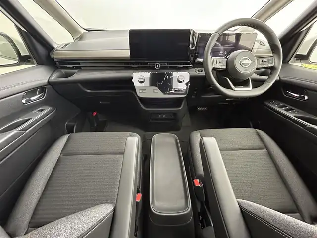 日産 セレナ e－4ORCE ハイウェイスターV 道央・札幌 2025(令7)年 0.1千km プリズムホワイト ・登録済未使用車/・4WD/・NissanConnectナビゲーション/・BT/HDMI/USB/フルセグ/・純正フリップダウンモニター/・インテリジェント アラウンドビューモニター/・インテリジェント ルームミラー/・ワイヤレス充電器/・ETC2.0ユニット（ビルトインタイプ）/・ドライブレコーダー（前後セット）/・プロパイロット（ナビリンク機能付）/・プロパイロット緊急停止支援システム（SOSコール機能付）/・レーンキープアシスト/・レーダークルーズコントロール/・BSM/・前後コーナーセンサー/・1・2列目シートヒーター/・ステアリングヒーター/・ヘッドランプ オートレベライザー/・アダプティブLEDヘッドライトシステム/・フォグランプ/・100V　AC電源/・2列目サンシェード/・保証書・取扱説明書/・スマートキー（スペア1本）