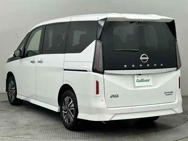 日産 セレナ e－4ORCE ハイウェイスターV 道央・札幌 2025(令7)年 0.1千km プリズムホワイト ・登録済未使用車/・4WD/・NissanConnectナビゲーション/・BT/HDMI/USB/フルセグ/・純正フリップダウンモニター/・インテリジェント アラウンドビューモニター/・インテリジェント ルームミラー/・ワイヤレス充電器/・ETC2.0ユニット（ビルトインタイプ）/・ドライブレコーダー（前後セット）/・プロパイロット（ナビリンク機能付）/・プロパイロット緊急停止支援システム（SOSコール機能付）/・レーンキープアシスト/・レーダークルーズコントロール/・BSM/・前後コーナーセンサー/・1・2列目シートヒーター/・ステアリングヒーター/・ヘッドランプ オートレベライザー/・アダプティブLEDヘッドライトシステム/・フォグランプ/・100V　AC電源/・2列目サンシェード/・保証書・取扱説明書/・スマートキー（スペア1本）