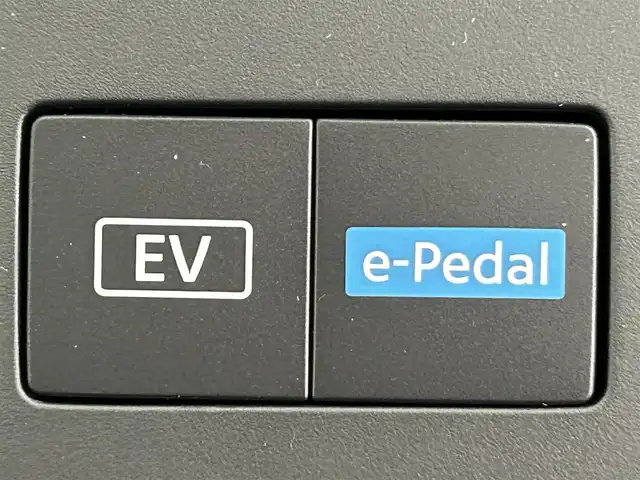 日産 セレナ e－4ORCE ハイウェイスターV 道央・札幌 2025(令7)年 0.1千km プリズムホワイト ・登録済未使用車/・4WD/・NissanConnectナビゲーション/・BT/HDMI/USB/フルセグ/・純正フリップダウンモニター/・インテリジェント アラウンドビューモニター/・インテリジェント ルームミラー/・ワイヤレス充電器/・ETC2.0ユニット（ビルトインタイプ）/・ドライブレコーダー（前後セット）/・プロパイロット（ナビリンク機能付）/・プロパイロット緊急停止支援システム（SOSコール機能付）/・レーンキープアシスト/・レーダークルーズコントロール/・BSM/・前後コーナーセンサー/・1・2列目シートヒーター/・ステアリングヒーター/・ヘッドランプ オートレベライザー/・アダプティブLEDヘッドライトシステム/・フォグランプ/・100V　AC電源/・2列目サンシェード/・保証書・取扱説明書/・スマートキー（スペア1本）