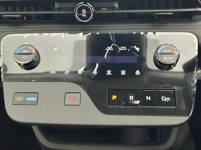 日産 セレナ e－4ORCE ハイウェイスターV 道央・札幌 2025(令7)年 0.1千km プリズムホワイト ・登録済未使用車/・4WD/・NissanConnectナビゲーション/・BT/HDMI/USB/フルセグ/・純正フリップダウンモニター/・インテリジェント アラウンドビューモニター/・インテリジェント ルームミラー/・ワイヤレス充電器/・ETC2.0ユニット（ビルトインタイプ）/・ドライブレコーダー（前後セット）/・プロパイロット（ナビリンク機能付）/・プロパイロット緊急停止支援システム（SOSコール機能付）/・レーンキープアシスト/・レーダークルーズコントロール/・BSM/・前後コーナーセンサー/・1・2列目シートヒーター/・ステアリングヒーター/・ヘッドランプ オートレベライザー/・アダプティブLEDヘッドライトシステム/・フォグランプ/・100V　AC電源/・2列目サンシェード/・保証書・取扱説明書/・スマートキー（スペア1本）
