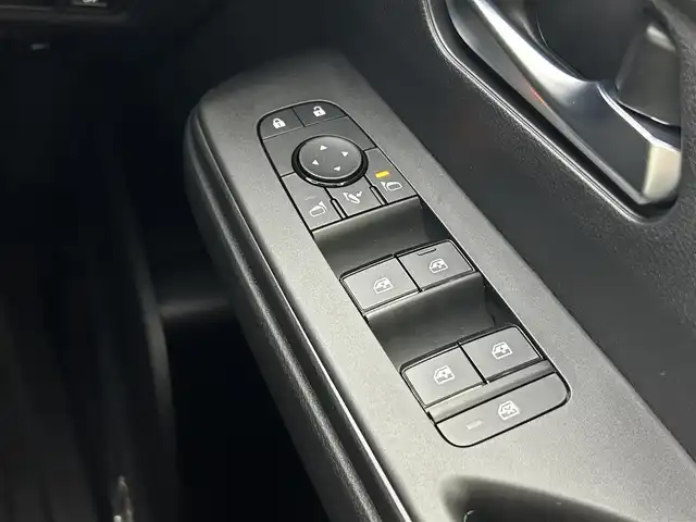 日産 セレナ e－4ORCE ハイウェイスターV 道央・札幌 2025(令7)年 0.1千km プリズムホワイト ・登録済未使用車/・4WD/・NissanConnectナビゲーション/・BT/HDMI/USB/フルセグ/・純正フリップダウンモニター/・インテリジェント アラウンドビューモニター/・インテリジェント ルームミラー/・ワイヤレス充電器/・ETC2.0ユニット（ビルトインタイプ）/・ドライブレコーダー（前後セット）/・プロパイロット（ナビリンク機能付）/・プロパイロット緊急停止支援システム（SOSコール機能付）/・レーンキープアシスト/・レーダークルーズコントロール/・BSM/・前後コーナーセンサー/・1・2列目シートヒーター/・ステアリングヒーター/・ヘッドランプ オートレベライザー/・アダプティブLEDヘッドライトシステム/・フォグランプ/・100V　AC電源/・2列目サンシェード/・保証書・取扱説明書/・スマートキー（スペア1本）