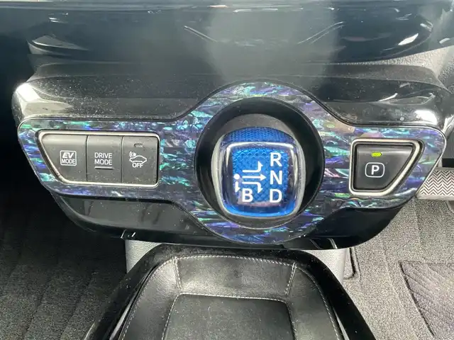 トヨタ プリウス A 大阪府 2016(平28)年 9.1万km グレーメタリック (株)IDOMが運営する【じしゃロン東大阪店】の自社ローン対象車両になります。こちらは現金ご利用時の価格です。/自社ローンご希望の方は別途その旨お申付け下さい。/モデリスタエアロ（フロント，サイド，リア）/純正9インチSDナビ【DSZT-YC4T】/　フルセグTV、CD、DVD、Bluetooth、SDREC/バックカメラ/前後コーナーセンサー/ブラインドスポットモニター/アダプティブクルーズコントロール/ヘッドアップディスプレイ/ビルトインETC/横滑り防止装置/衝突軽減システム/車線逸脱防止装置/スマートキー＆プッシュスタート/社外17インチAW/取説