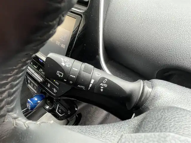 トヨタ プリウス A 大阪府 2016(平28)年 9.1万km グレーメタリック (株)IDOMが運営する【じしゃロン東大阪店】の自社ローン対象車両になります。こちらは現金ご利用時の価格です。/自社ローンご希望の方は別途その旨お申付け下さい。/モデリスタエアロ（フロント，サイド，リア）/純正9インチSDナビ【DSZT-YC4T】/　フルセグTV、CD、DVD、Bluetooth、SDREC/バックカメラ/前後コーナーセンサー/ブラインドスポットモニター/アダプティブクルーズコントロール/ヘッドアップディスプレイ/ビルトインETC/横滑り防止装置/衝突軽減システム/車線逸脱防止装置/スマートキー＆プッシュスタート/社外17インチAW/取説